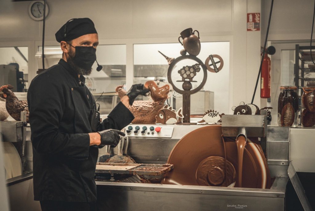 Fabrication d'un lapin au chocolat au lait